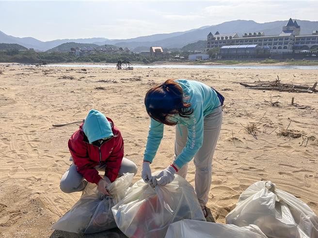 福容福隆提供腳踏車，方便旅客租借，可騎鐵馬前往舊草嶺隧道及周邊景點進行低碳旅遊。（福容大飯店提供）