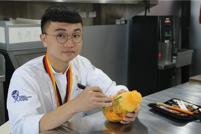餐旅系學生王宥翔奪得「2024 IKA奧林匹克廚藝競賽」特金金牌。（陳淑娥攝）