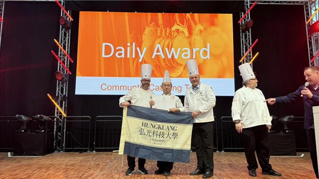 餐旅系副教授許凱敦（中）奪得「2024 IKA奧林匹克廚藝競賽」銀牌，上台領獎。（弘光科大提供）