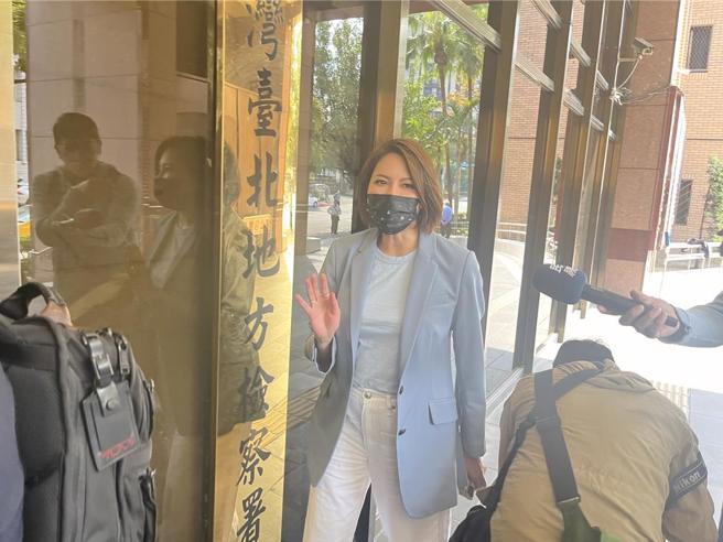 名嘴朱學恒強吻台北市議員鍾沛君案，台北地方法院19日開庭，傳喚國民黨不分區立委陳菁徽。（林偉信攝）