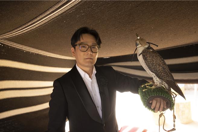 張信哲與阿拉伯獵鷹合影時，讓母鷹停留在手上。(潮水音樂提供)