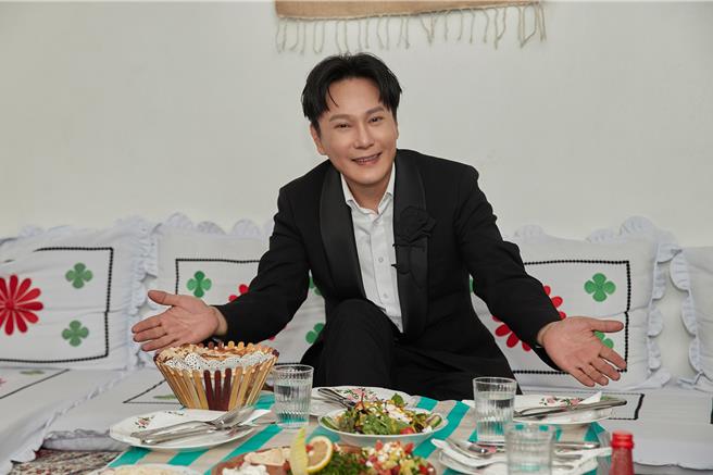 張信哲受邀到由歷代酋長舊居改造的一百多年歷史餐廳午膳。(潮水音樂提供)