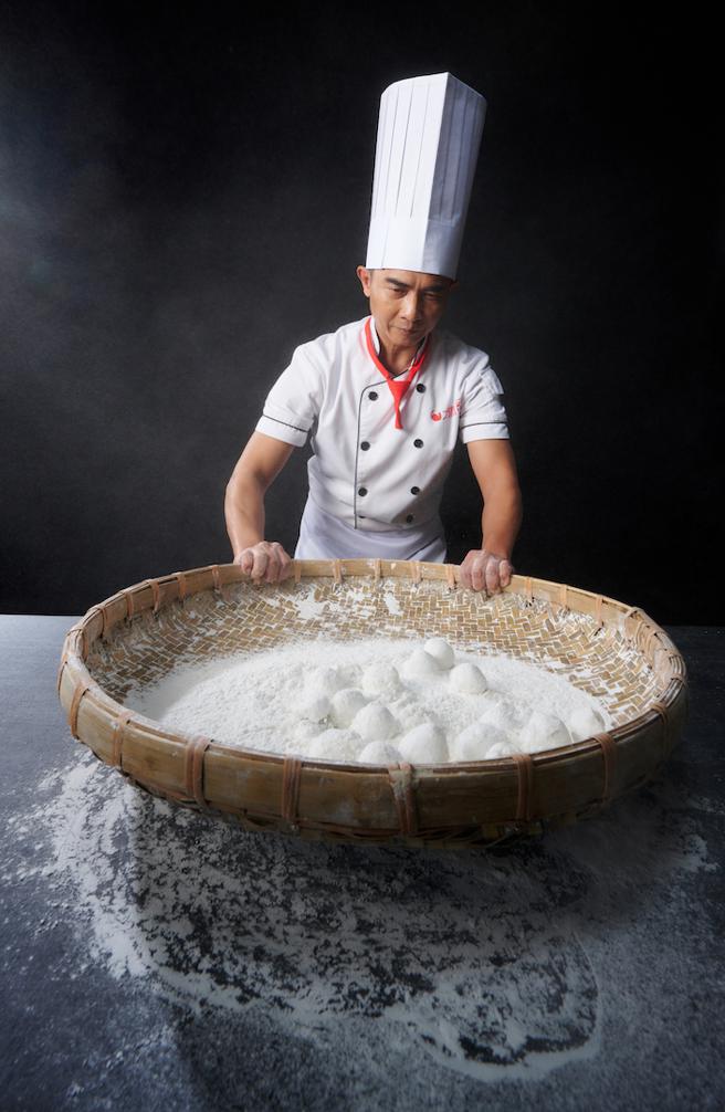 大潤發推出手工現搖元宵，即日起至2月24日全台大潤發門市，由專業烘焙師傅每日新鮮手工現搖。（大潤發提供）