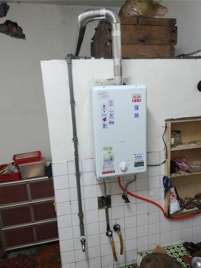 独居翁热水器装室内不肯换，消防连哄带骗换强排避免发生憾事。(消防提供／蔡依珍桃园传真)