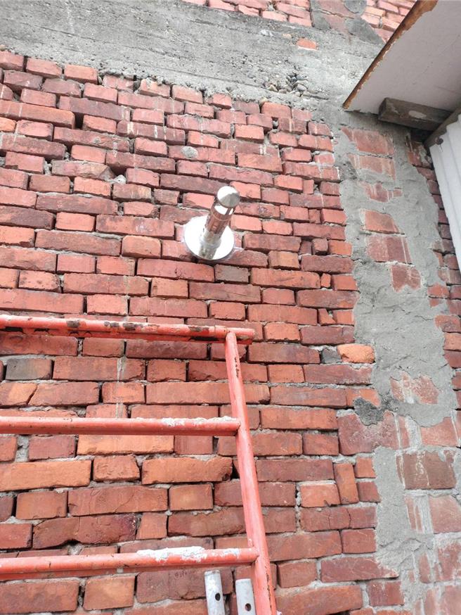 独居翁热水器装室内不肯换，消防连哄带骗换强排避免发生憾事。(消防提供／蔡依珍桃园传真)