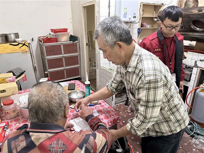 独居翁热水器装室内不肯换，消防连哄带骗换强排避免发生憾事。(消防提供／蔡依珍桃园传真)