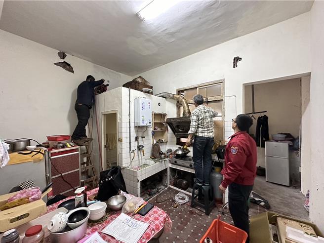 独居翁热水器装室内不肯换，消防连哄带骗换强排避免发生憾事。(消防提供／蔡依珍桃园传真)