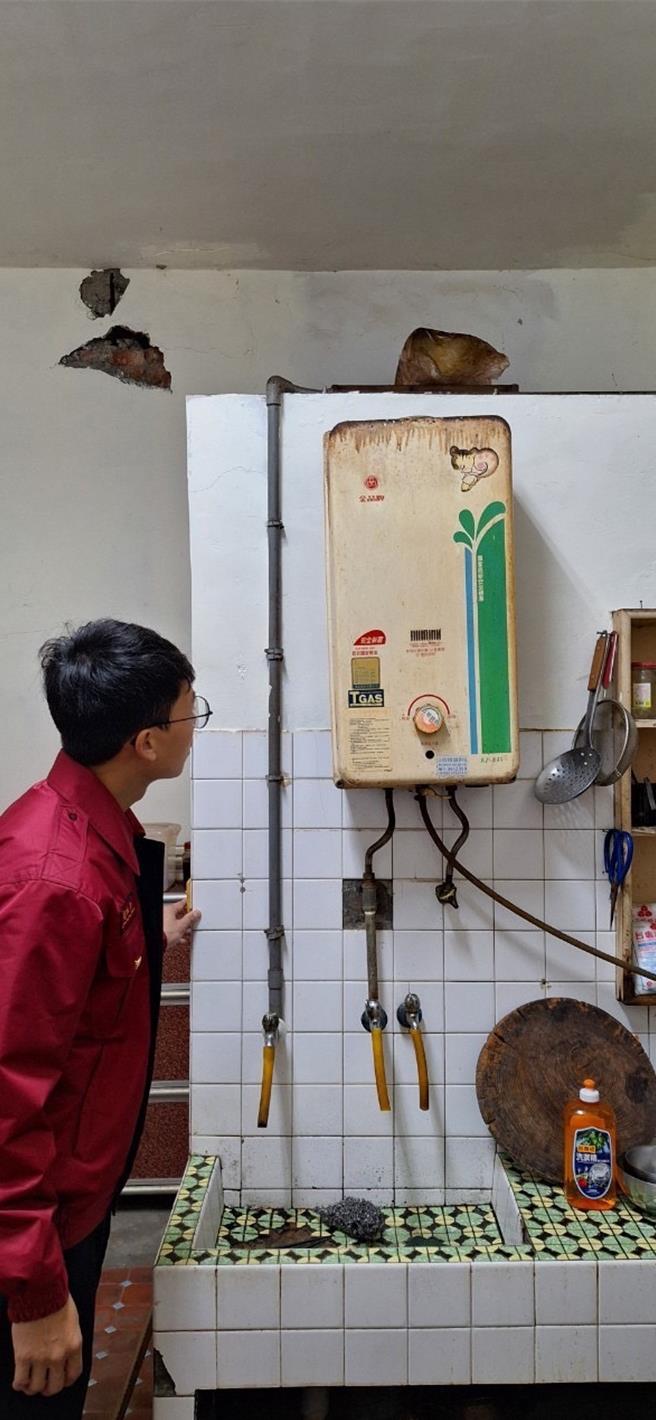 独居翁热水器装室内不肯换，消防连哄带骗换强排避免发生憾事。(消防提供／蔡依珍桃园传真)