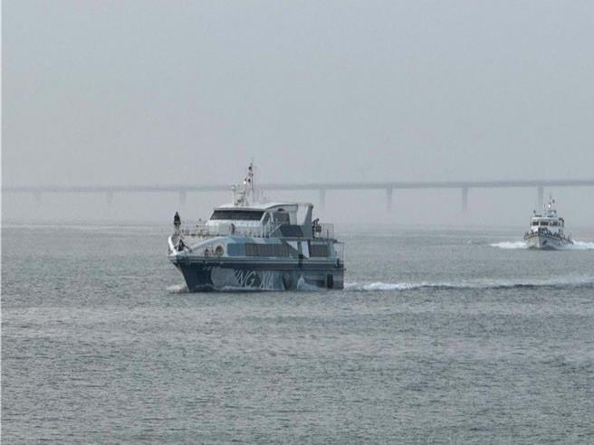 金门蓝色公路「初日号」游艇19日下午行经金门县大二胆海域、五通水道附近时，遭福建海警局强制登船临检约30分钟。（于家麒摄）