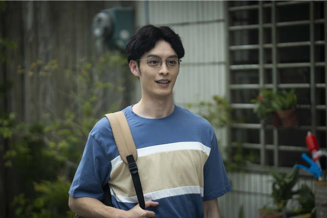 曹佑寧剧中留学梦想停滞。（华视提供）