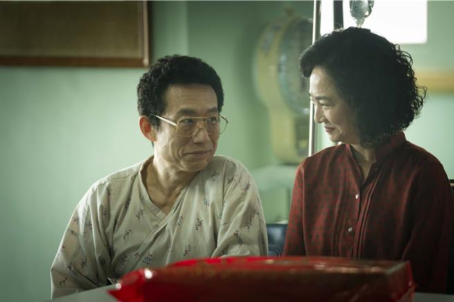 郭子乾剧中向老婆杨丽音撒娇。（华视提供）