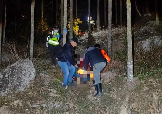 埔里警分局警员谢敏捷18日深夜与表哥上山打猎疑遭误杀，同行表哥否认涉案，强调「他没有带猎枪，不是他开的枪」。（南投县消防局提供／杨静茹南投传真）