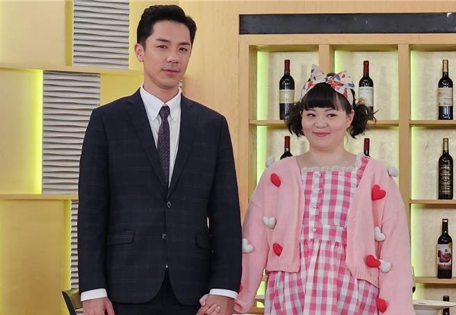 宫美乐与杨皓崴配对。（民视提供）