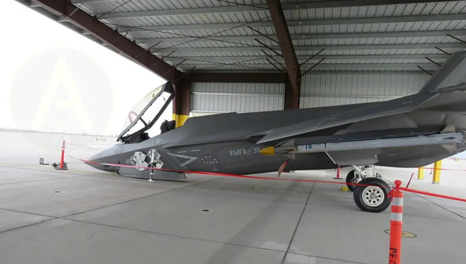 F-35C不明原因在降落后，鼻轮竟自行收折。(图/theaviationist)
