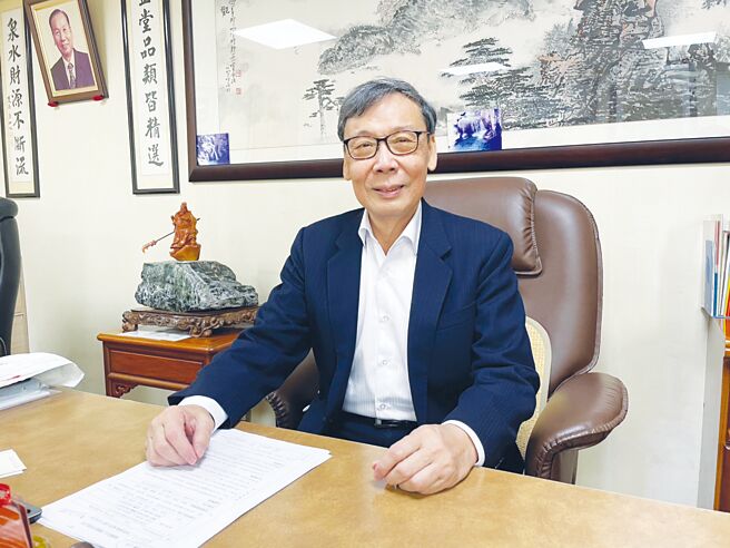 泰鋒染化董事長邱灯松耗費三年時間研發成功，以「利用生質燃料油及水生植物之固碳方法」，協助企業實現淨零碳排的最佳解決方案。圖／李水蓮