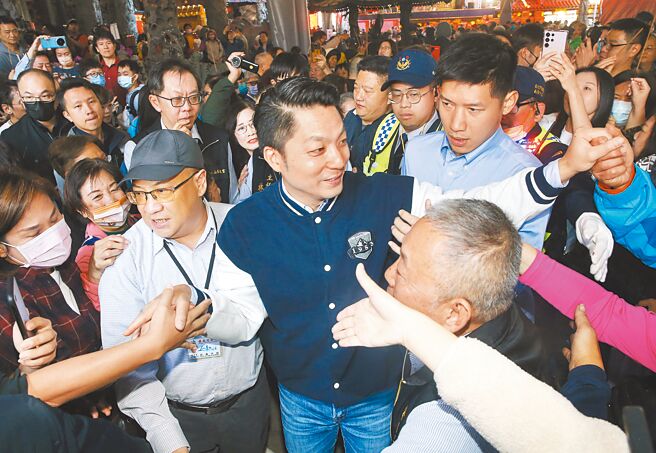民进党立委林俊宪主张邀台中市长卢秀燕为食安到立法院备询，台北市长蒋万安18日则说，高雄市也发生辣椒粉食安问题，难道高雄市长陈其迈也要到立院备询？图为大年初九天公生，蒋万安（中）前往松山奉天宫参拜，受到民眾热烈欢迎。（陈君玮摄）