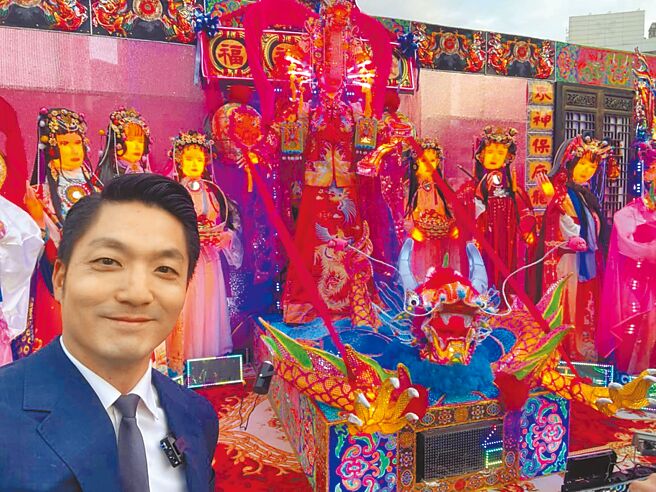 由先泰工艺社周师傅制作的台北灯节花灯「眾神保庇‧龙平安」，因为拟真的神明造型，被民眾认为有些恐怖，台北市长蒋万安（见图）亲自到场拍照打卡，并称讚花灯「丑水、丑水」。（摘自台北市长蒋万安脸书／蔡佩珈台北传真）