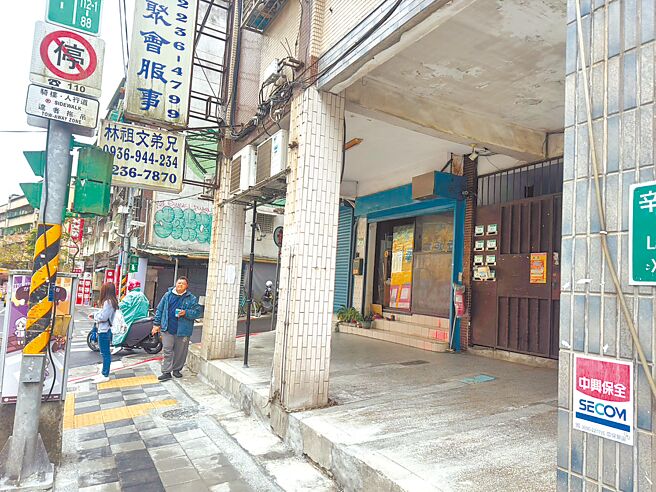 台北市文山區有民眾住家門口騎樓使用執照登記為停車位，不料不僅門口被設置「騎樓禁止停車」的牌面，還被開出4張共2100元的罰單。（台北市議員曾獻瑩研究室提供／劉彥宜台北傳真）