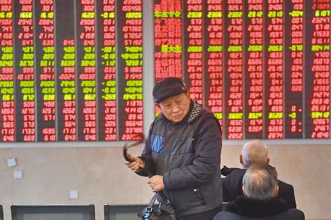 專家樂觀預期，19日龍年首個交易日大陸A股有望實現「開門紅」。圖為股民看盤。（中新社）