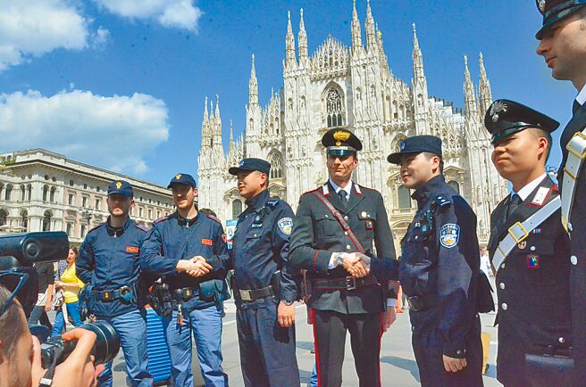 大陸公安部長王小洪到訪匈牙利，當地時間16日會見匈國總理奧班、匈國內政部長品特，並簽署執法安全合作文件。圖為2016年中義在米蘭執行聯合警務巡邏。（新華社）