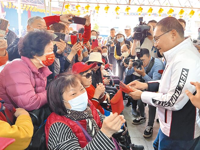 新北市長侯友宜（右一）18日到永和保福宮參拜祈福，並發送龍年「吉龍舞春」福袋。（王揚傑攝）