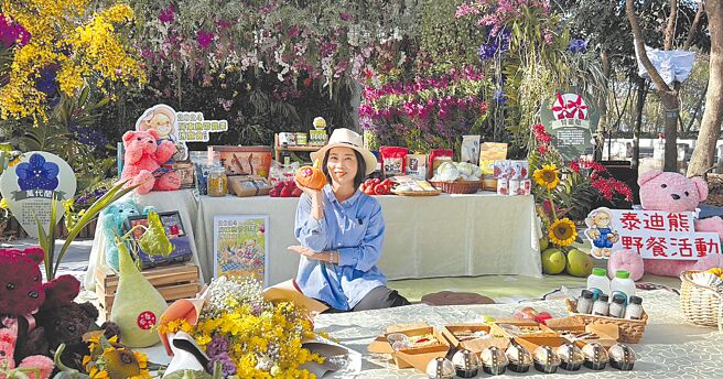 屏東熱帶農業博覽會開幕至今半個月來，入園人數突破150萬人次，縣長周春米18日特別在夢蝶湖畔的蘭光森林區與遊客們一同野餐。（謝佳潾攝）