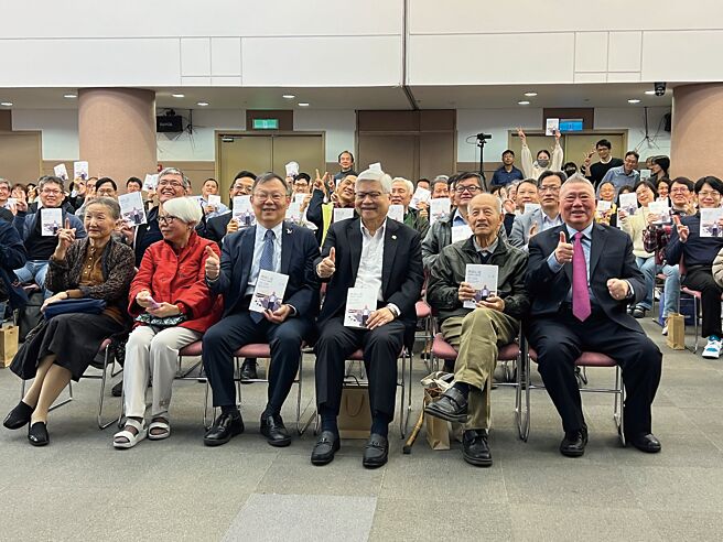 《无我心宽：吴重雨口述歷史》新书发表会，请到前交大校长吴重雨（右一起）现场导读，前交大校长邓启福、台积电总裁魏哲家和阳明交大校长林奇宏到场祝贺。（本报资料照片）