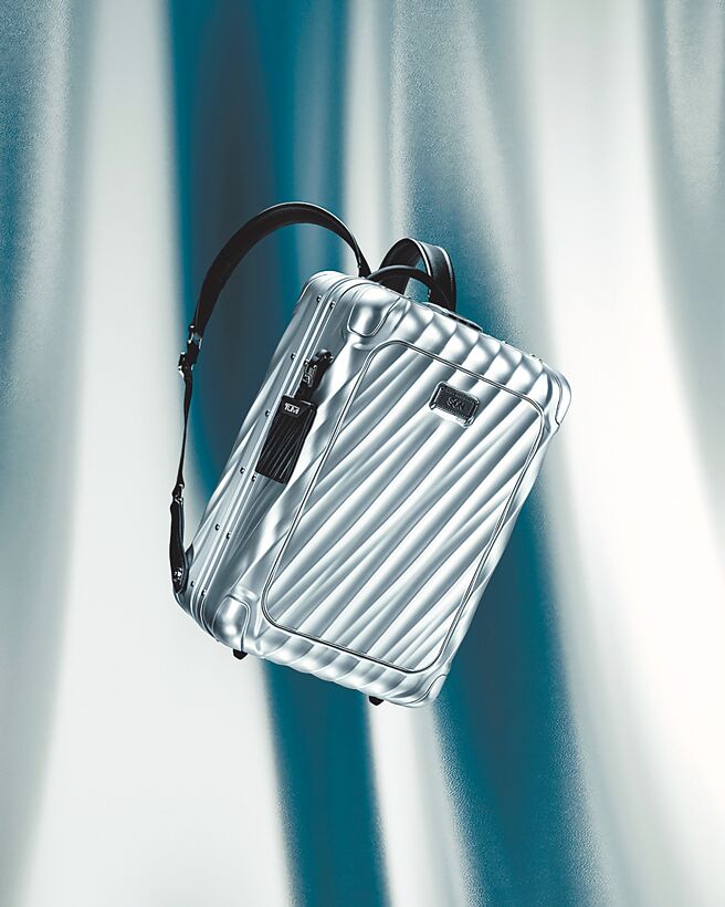 Tumi 19 Degree鋁合金後背包。（Tumi提供）