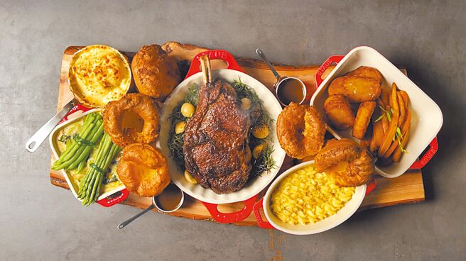 「ROU x James Sharman」晚餐时段的带骨肋眼与约克夏布丁。（台北万豪酒店提供）