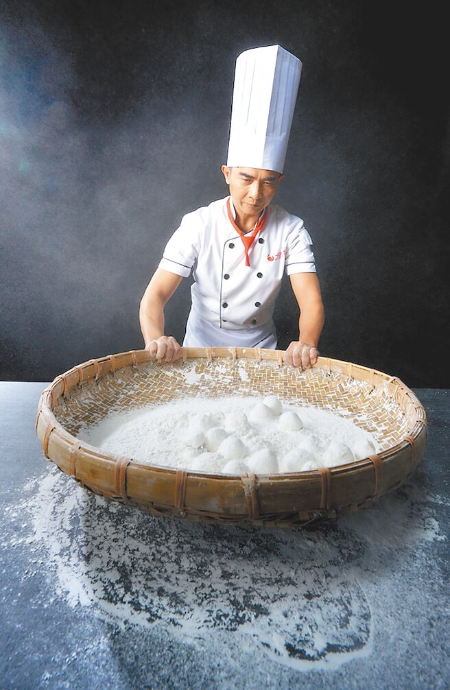 大潤發推出手工現搖元宵，即日起至2月24日全台大潤發門市，由專業烘焙師傅每日新鮮手工現搖。（大潤發提供）