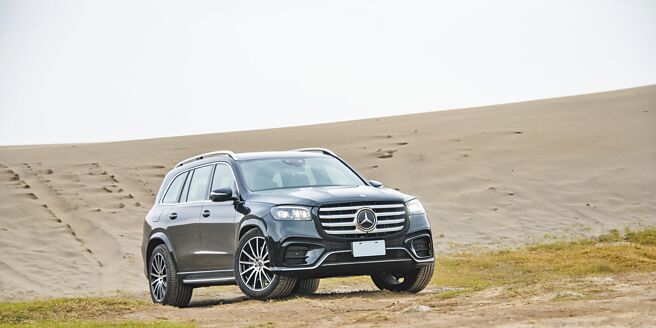 Mercedes-Benz GLS 450 4MATIC车身为深绿银粉漆，车内为浅棕真皮内装，售价502万元，另选配多项科技与豪华配备，外观如22吋AMG轮圈（前285/45 R22，后325/40 R22）即是加价9.3万元选配而来。（陈大任摄）