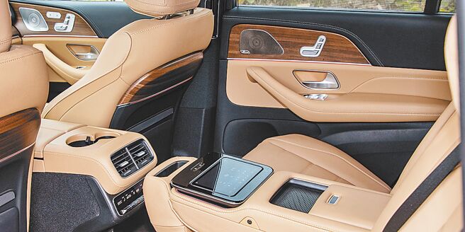 中央扶手内有MBUX触控平板及无线充电功能，前方为加长型前座中央扶手附双置杯架。（陈大任摄）