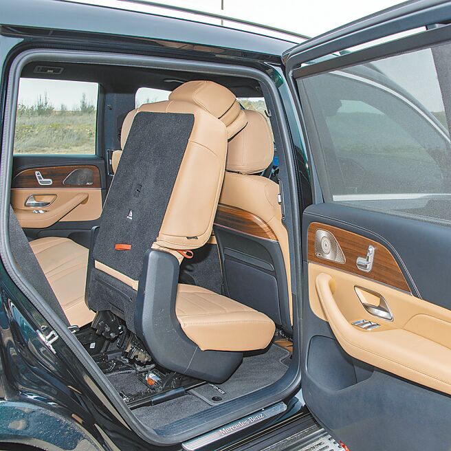 第二排椅上升前倾供第三排乘客进出。（陈大任摄）