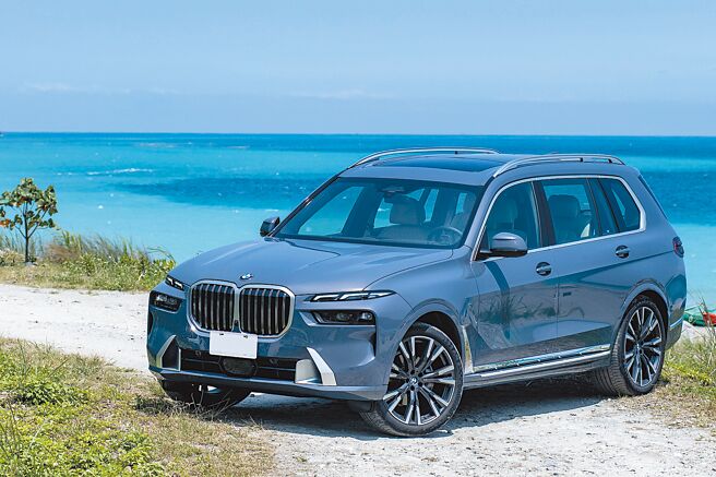 BMW X7xDrive40i大器挺拔且不失优雅，搭载最高规格的BMW Personal CoPilot智慧驾驶辅助科技。（陈大任摄）