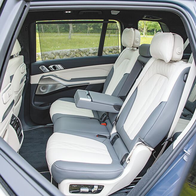 座椅饰以菱格织纹彰显豪华质感。（陈大任摄）