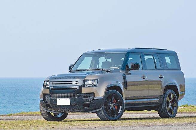 Defender 130XP400可承载最多8名乘客，一同开启探险旅程的全地形越野豪华运动休旅车。（陈大任摄）