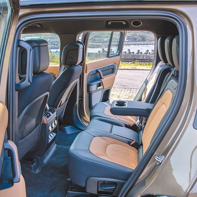 后门开度大，方便乘客上下车。（陈大任摄）