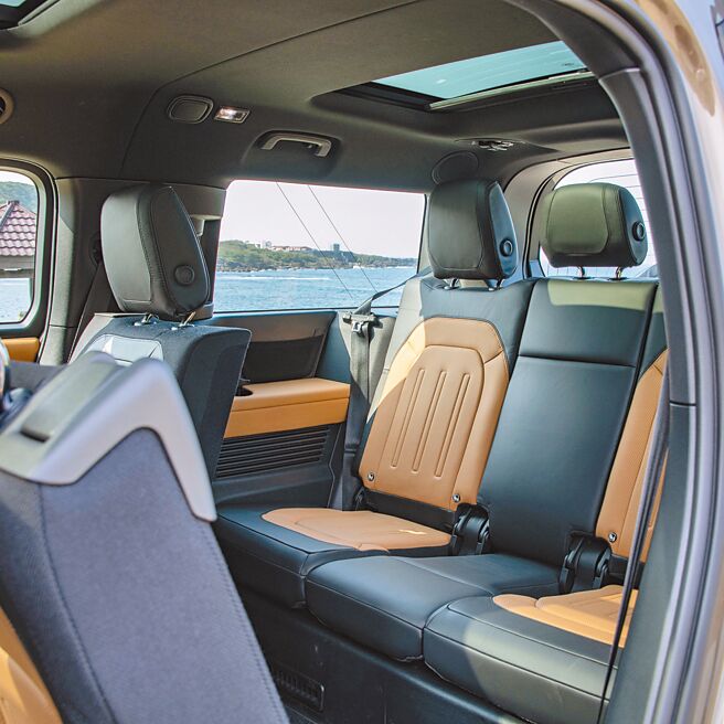 第三排座有大面积车窗与天窗。（陈大任摄）