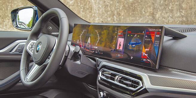 M款多功能真皮方向盘含换檔拨片，悬浮式曲面萤幕、iDrive 8.0使用者介面。（陈大任摄）