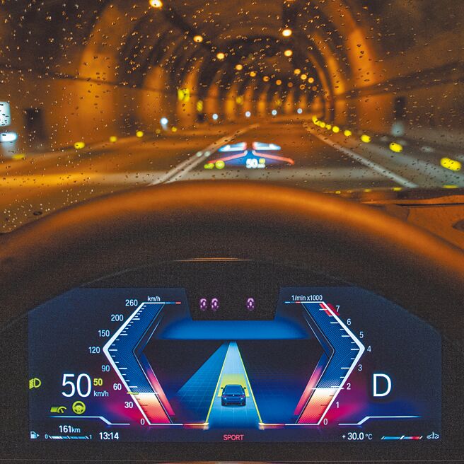 12.3吋数位仪表及抬头显示器。（陈大任摄）