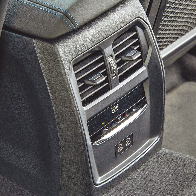 三区恒温空调，后座附充电插孔。（陈大任摄）