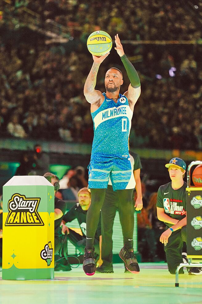 利拉德驚險投進最後一球完成三分球大賽連霸。（路透）