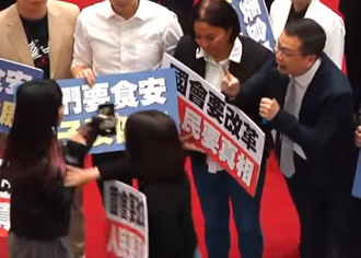 藍綠立院衝突！羅智強談食安提到「陳其邁」 遭黃捷搶麥