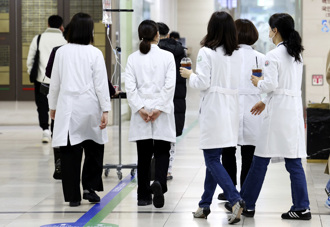 南韓逾6000實習醫生請辭！25場手術遭取消 家長怨：等一年了