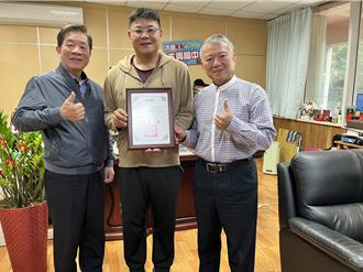 桃市大興高中校友事業有成 回饋母校贈自動照明殺菌燈