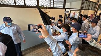 2死陆籍船员家属认尸确认 哀戚赴事故船只招魂