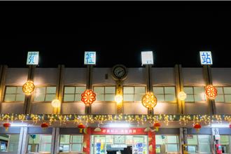 喜迎元宵節 苑裡公所燈飾妝點火車站添喜氣