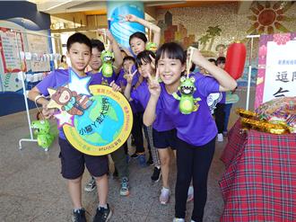 高雄「呆腦獸」提燈超夯 陳其邁回母校發放秀出畢業照