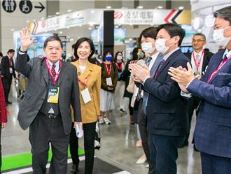 狹路相逢！徐旭東、蔡明忠率團前進MWC 現場秀肌肉