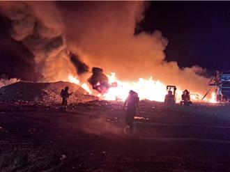 又來！嘉市湖子內垃圾暫置場起火 黑煙烈焰衝天